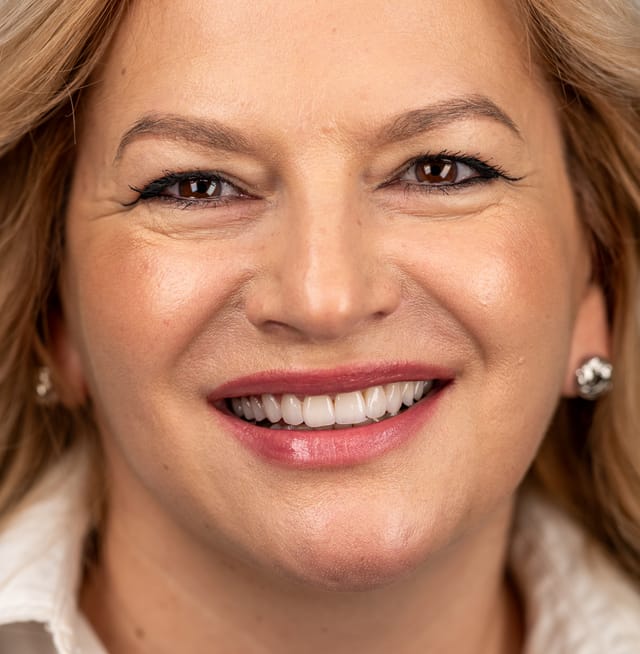 Zâmbet frontal cu contacte funcționale reechilibrate