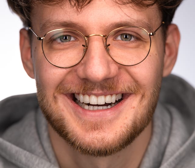 Portret după tratament, cu zâmbet relaxat